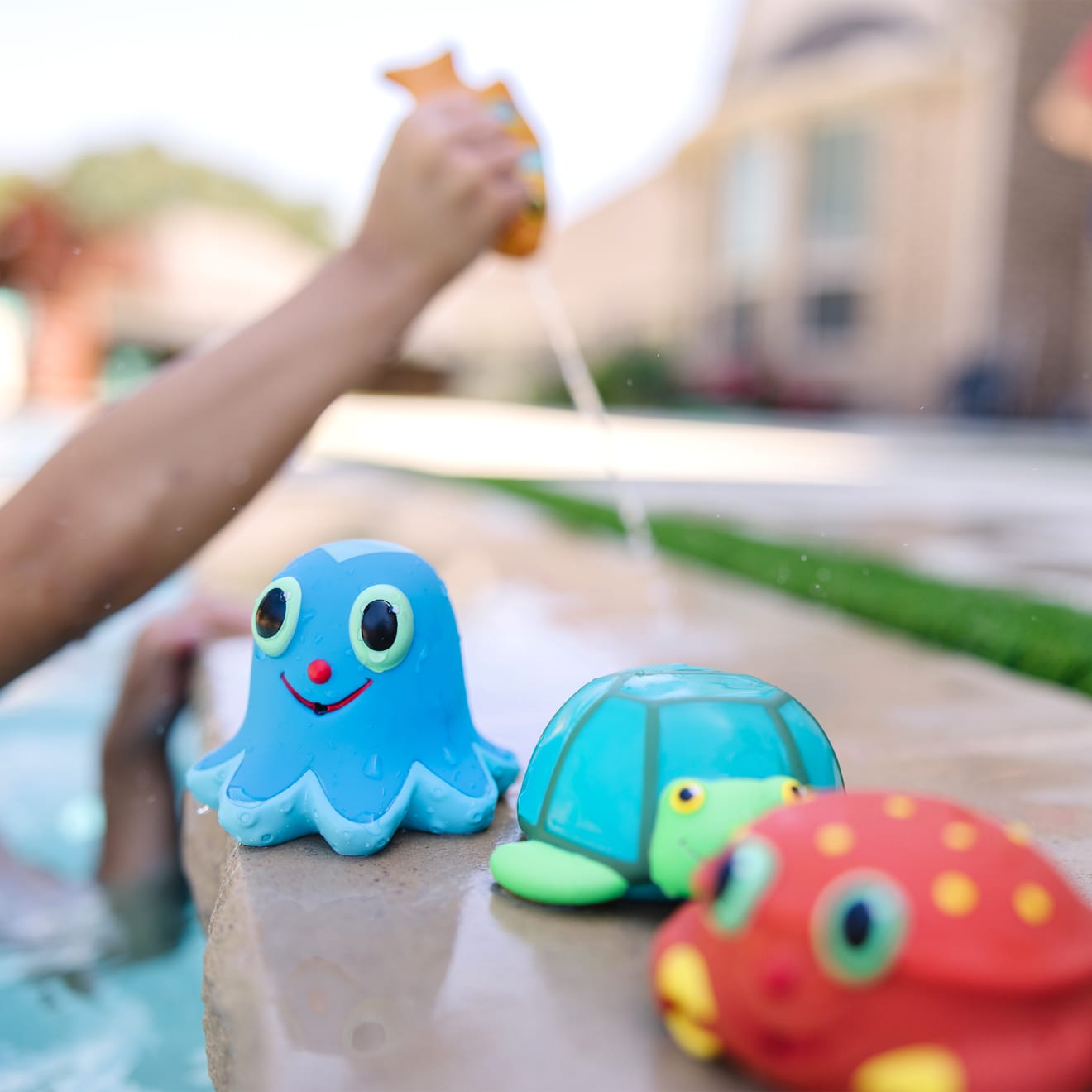 Melissa & Doug Seaside Sidekicks Squirters Water Toys - Image 2