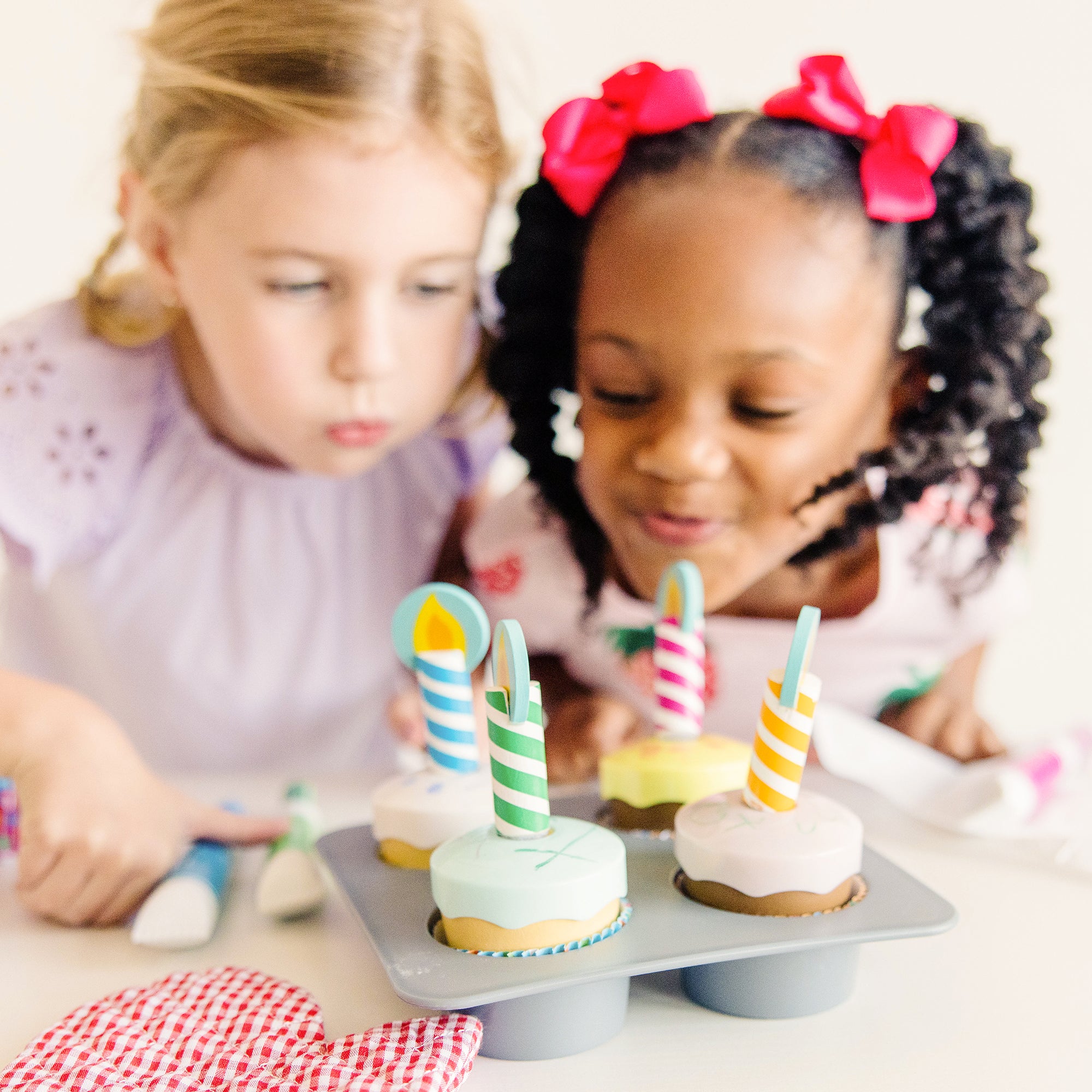 Melissa & Doug Bake & Decorate Wooden Cupcake Play Set - Image 10